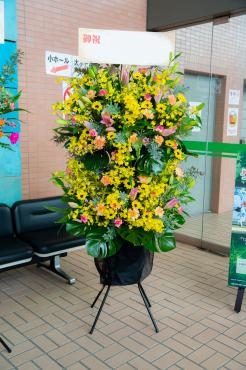 クリスマスコンサートにスタンド花をお届けしました 花屋ブログ 京都府宇治市の花屋 フラワーショップはなまつにフラワーギフトはお任せください 当店は 安心と信頼の花キューピット加盟店です 花キューピットタウン