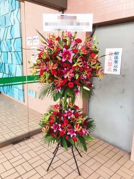 ライブ（コンサート）会場へスタンド花をお届けしました。「フラワーショップはなまつ」（京都府宇治市の花屋）のギャラリー写真