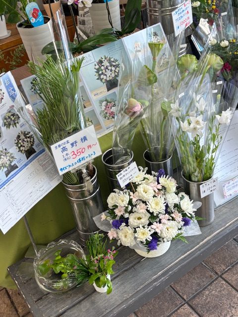 お盆のお花が揃ってきました！お墓参りもぜひ！|「フラワーショップはなまつ」　（京都府宇治市の花屋）のブログ